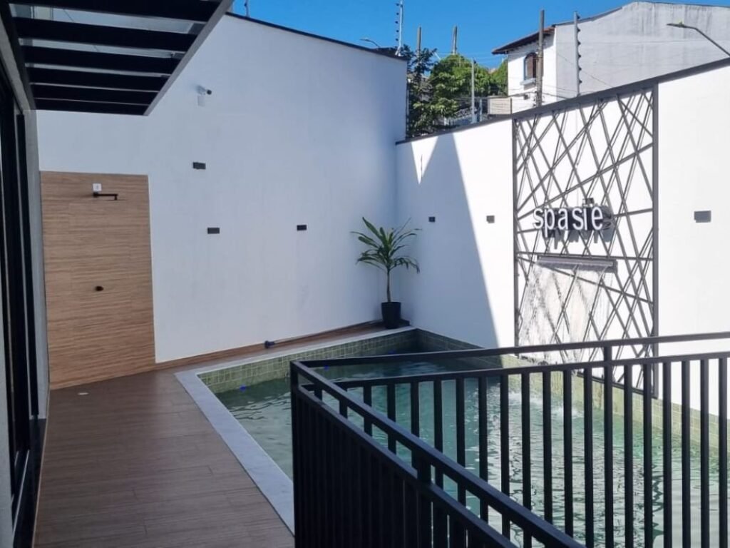 Área da piscina aquecida para eventos ao ar livre no Spasie em Itaquera