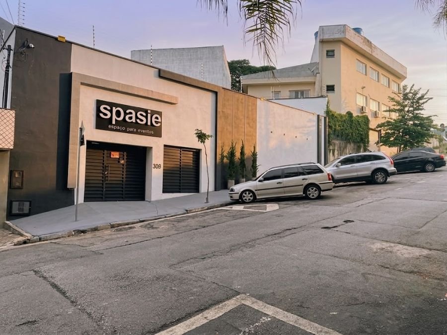 Fachada do Spasie ao entardecer, espaço para eventos com estacionamento em Itaquera, São Paulo