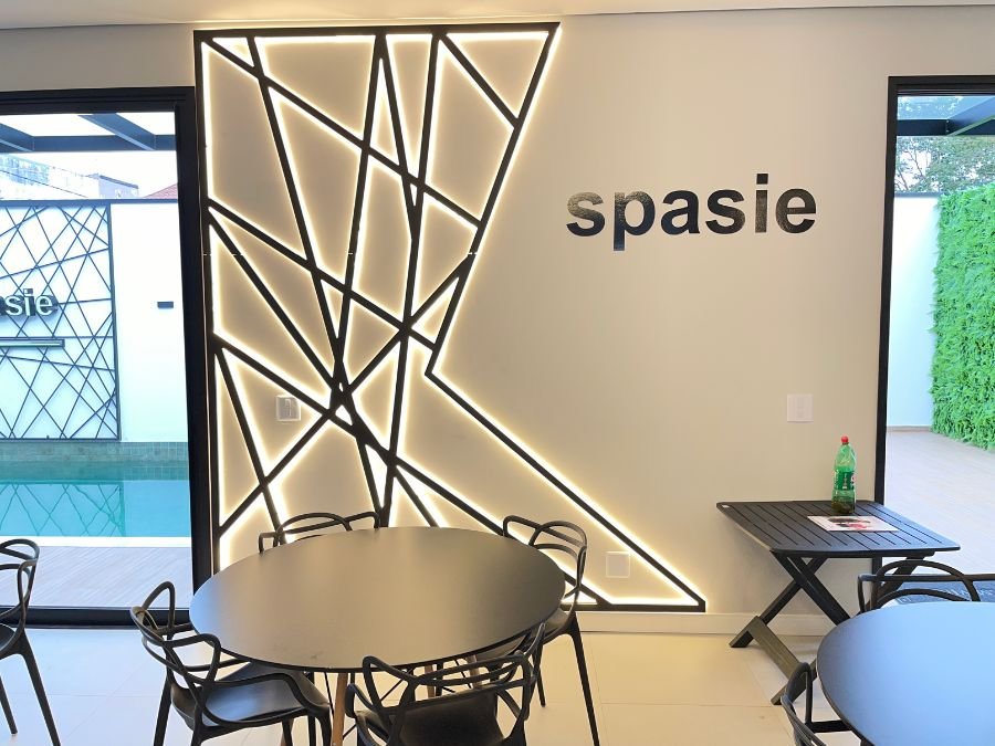 Salão principal com detalhe para fotos no Spasie
